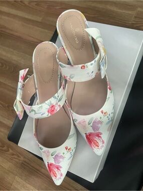Bandolino White Floral Pointed Toe Slingback Heels with Bow Strap